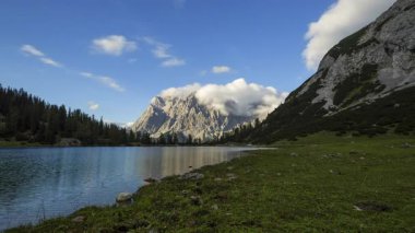 Tyrol, Avusturya 'da Seebensee yüksek dağlık gölünde zaman kaybı, 4K