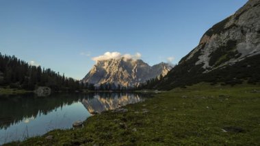 Tyrol, Avusturya 'da Seebensee yüksek dağlık gölünde zaman kaybı, 4K