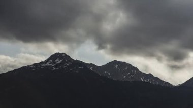 Yüksek çözünürlüklü, fırtınalı bulutlar ve kötü hava koşullarıyla Grubigstein Dağı, Tyrol, Avusturya