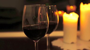 Akşamları mumlu iki kadeh şarap, yüksek çözünürlüklü şarjör.