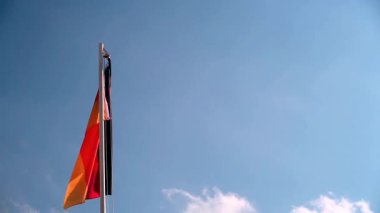 Almanya bayrağı önünde mavi gökyüzü