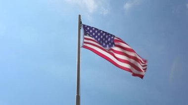 Rüzgarda dalgalanan Amerikan bayrağı