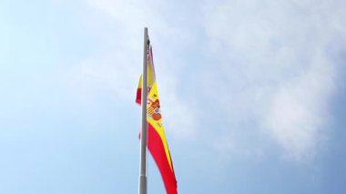 İspanya'nın ulusal bayrağını bir bayrak direği