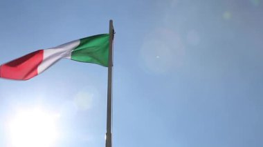 İtalya'nın ulusal bayrağını bir bayrak direği