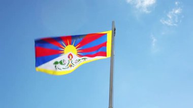 Bir bayrak direğine Tibet Ulusal bayrağını