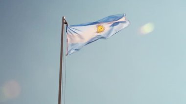 Mavi gökyüzünde bayrak direğinde Arjantin bayrağı