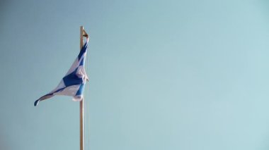 İstek bir mavi gökyüzünün önünde Bavyera bir bayrak