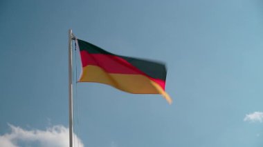 Bayrak direğine Almanya 'nın tekstil bayrağını asmak