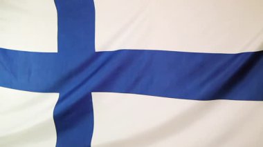 Finlandiya'nın ulusal bayrak rüzgarda taşımak başlar