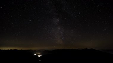 Herzogstand dağından Bavyera Alplerinde Samanyolu, yüksek çözünürlüklü