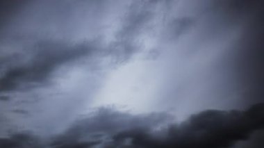 Fırtınalı bulutların zaman aşımına uğraması ve mavi gökyüzünün geçmesi, 4 K