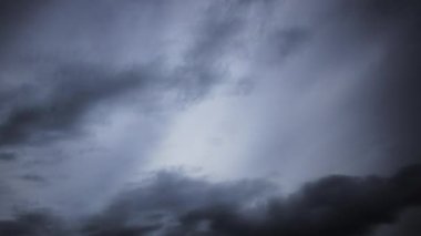 Fırtınalı bulutların mavi gökyüzü hızla geçerken, HD