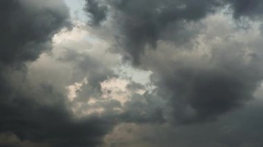 Fırtınalı bulutların mavi gökyüzü hızla geçerken, HD