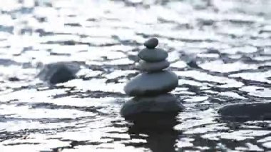 Su kulesi olarak yığılmış taşlar