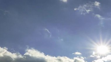 Fırtınalı bulutların mavi gökyüzü hızla geçerken, HD