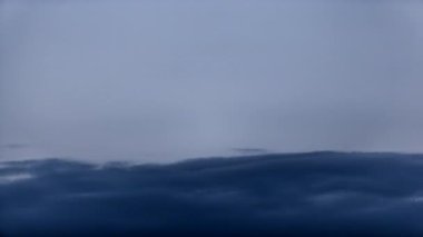 Fırtınalı bulutların zaman aşımına uğraması ve mavi gökyüzünün geçmesi, 4 K