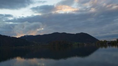 Almanya, Bavyera 'da Schliersee Gölü üzerindeki kara bulutlar, ağır çekim 