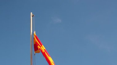 Makedonya bayrağını bayrak direğine asın
