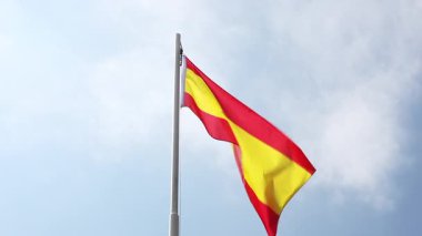 İspanya bayrağı mavi gökyüzünün önündeki bayrak direğinde