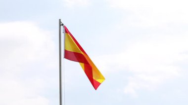 İspanya bayrağı mavi gökyüzünün önündeki bayrak direğinde