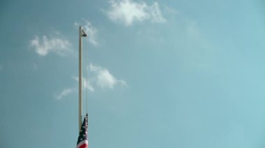 Vinç ABD bayrağı mavi gökyüzü ile