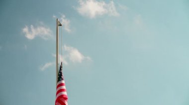 Vinç ABD bayrağı mavi gökyüzü ile