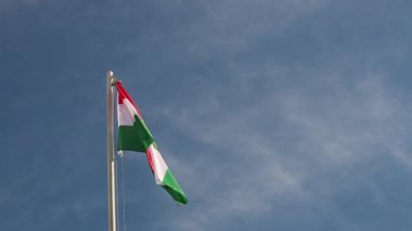 Mavi gökyüzünün önünde Macaristan 'ın tekstil ulusal bayrağını talep ediyorum.