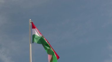 Rüzgarda savrulan Macaristan tekstil ulusal bayrağı