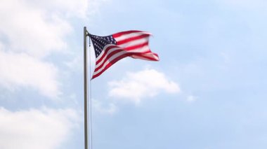 Bayrak direğinde Amerika Birleşik Devletleri bayrağı