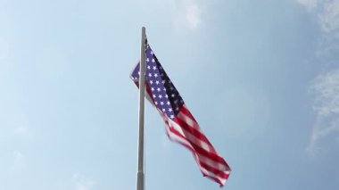 Bayrak direğinde Amerika Birleşik Devletleri bayrağı