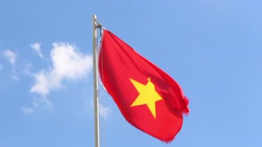 Bayrak direğinde Vietnam bayrağı