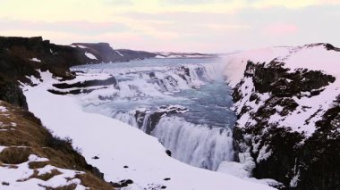 Kışın İzlanda 'da ünlü şelale Gullfoss, yüksek çözünürlüklü video.