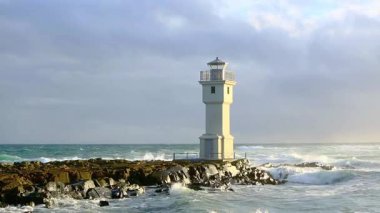 Baharda İzlanda, Akranes limanında beyaz deniz feneri, yüksek çözünürlüklü video