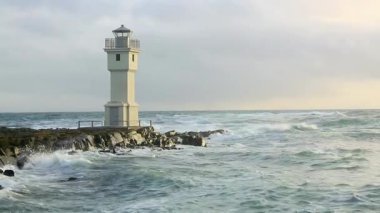 Baharda İzlanda, Akranes limanında beyaz deniz feneri, yüksek çözünürlüklü video