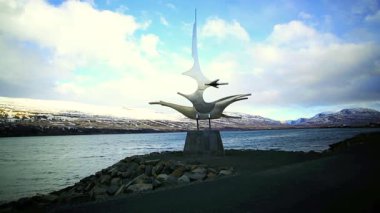Heykelin baharda İzlanda, Akureyri limanındaki yüksek çözünürlüklü videosu