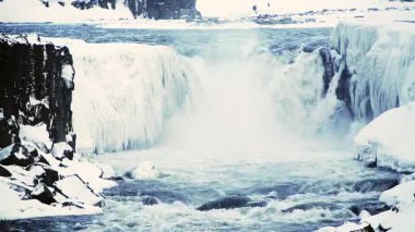 Şelale Selfoss kışın, İzlanda