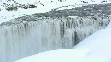 İzlanda 'da ünlü şelale Dettifoss' un kışın yakın çekimi