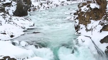 İzlanda 'da ünlü şelale Dettifoss' un kışın yakın çekimi