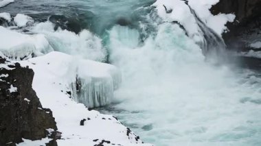İzlanda 'da ünlü şelale Dettifoss' un kışın yakın çekimi
