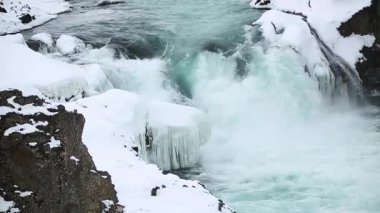 İzlanda 'da ünlü şelale Dettifoss' un kışın yakın çekimi