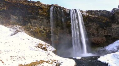 İzlanda, Avrupa 'da ilkbaharda ünlü şelale Seljalandsfoss