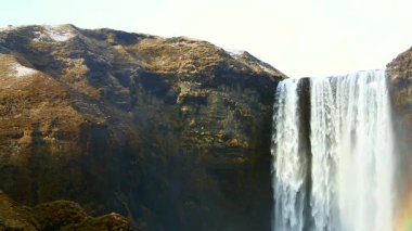 İzlanda 'daki ünlü şelale Seljalandsfoss' a yakın çekim