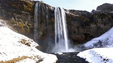 İzlanda, Avrupa 'da ilkbaharda ünlü şelale Seljalandsfoss