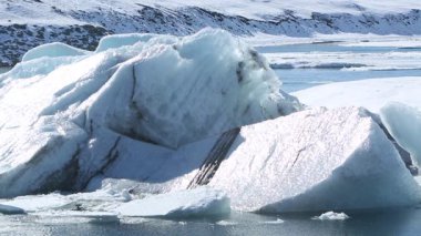 İzlanda, Avrupa 'daki Jokulsarlon buzulunda kışın buz blokları eriyor.