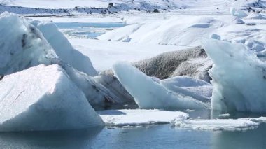 İzlanda, Avrupa 'daki Jokulsarlon buzulunda kışın buz blokları eriyor.