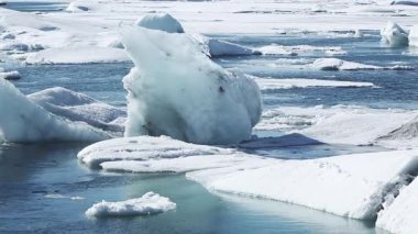 İzlanda, Avrupa 'daki Jokulsarlon buzulunda kışın buz blokları eriyor.
