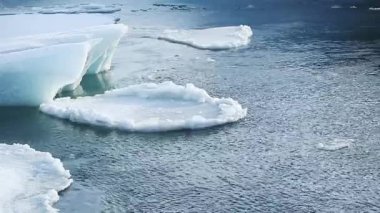 İzlanda, Avrupa 'daki Jokulsarlon buzulunda kışın buz blokları eriyor.