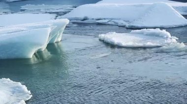 İzlanda, Avrupa 'daki Jokulsarlon buzulunda kışın buz blokları eriyor.