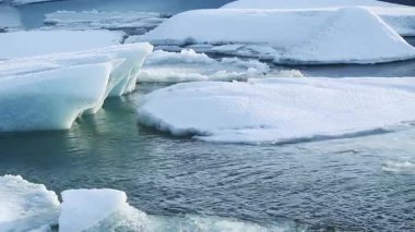 İzlanda, Avrupa 'daki Jokulsarlon buzulunda kışın buz blokları eriyor.