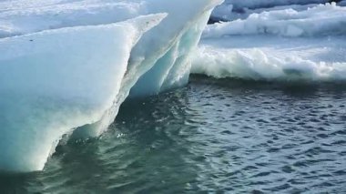 İzlanda, Avrupa 'daki Jokulsarlon buzulunda kışın buz blokları eriyor.